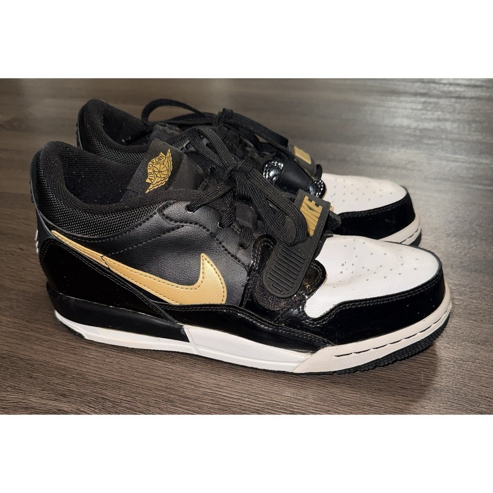 Jordan legacy size 7 Youth black and gold Preowned EUC